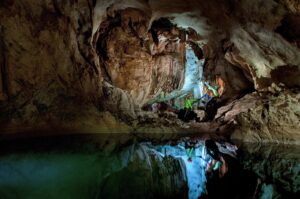 Discover the Cha Loi Cave